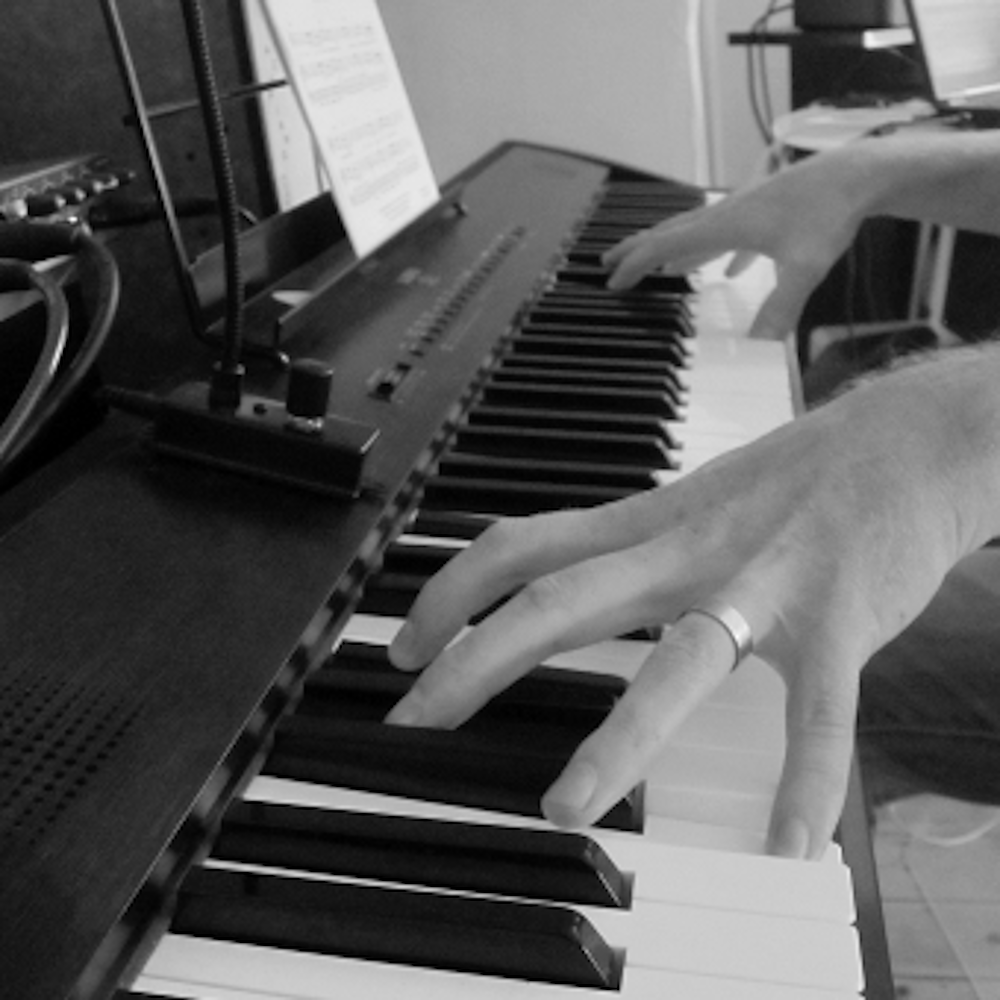 INTENSIV PIANO SESSIONS IN KLAVIERIMPROVISATION -  COOLE SONGS UND GROOVIGES LERNEN

Wir werden Klavier-Unterricht in Improvisation in regelmäßigen Abständen die für Dich passen machen - bei mir in NECKARGEMÜND bei HEIDELBERG. Zuvor besprechen wir genau Deine Wünsche und Ziele und ich erarbeite für Dich ein zugeschnittenes Konzept je nach Könnensstufe. Bereits schon bei den ersten Sessions (pro Session 1 Stunde) bringe ich Dir bei wie Du leicht Songs auch als Anfänger spielen lernst und es sich schon richtig gut anhört - bzw. als Fortgeschrittener wie Du Deinen Style findest, weiter entwickelst und Improvisieren lernst.
Du wirst ganz relaxed und mit viel Spass Klavierspielen lernen oder dieses verbessern. Damit Du das Erlernte weiter vertiefen kannst werde ich auf Wunsch und Bedarf ein Video Tutorial für Dich als Zusammenfassung der jeweiligen Piano-Sessions erstellen.